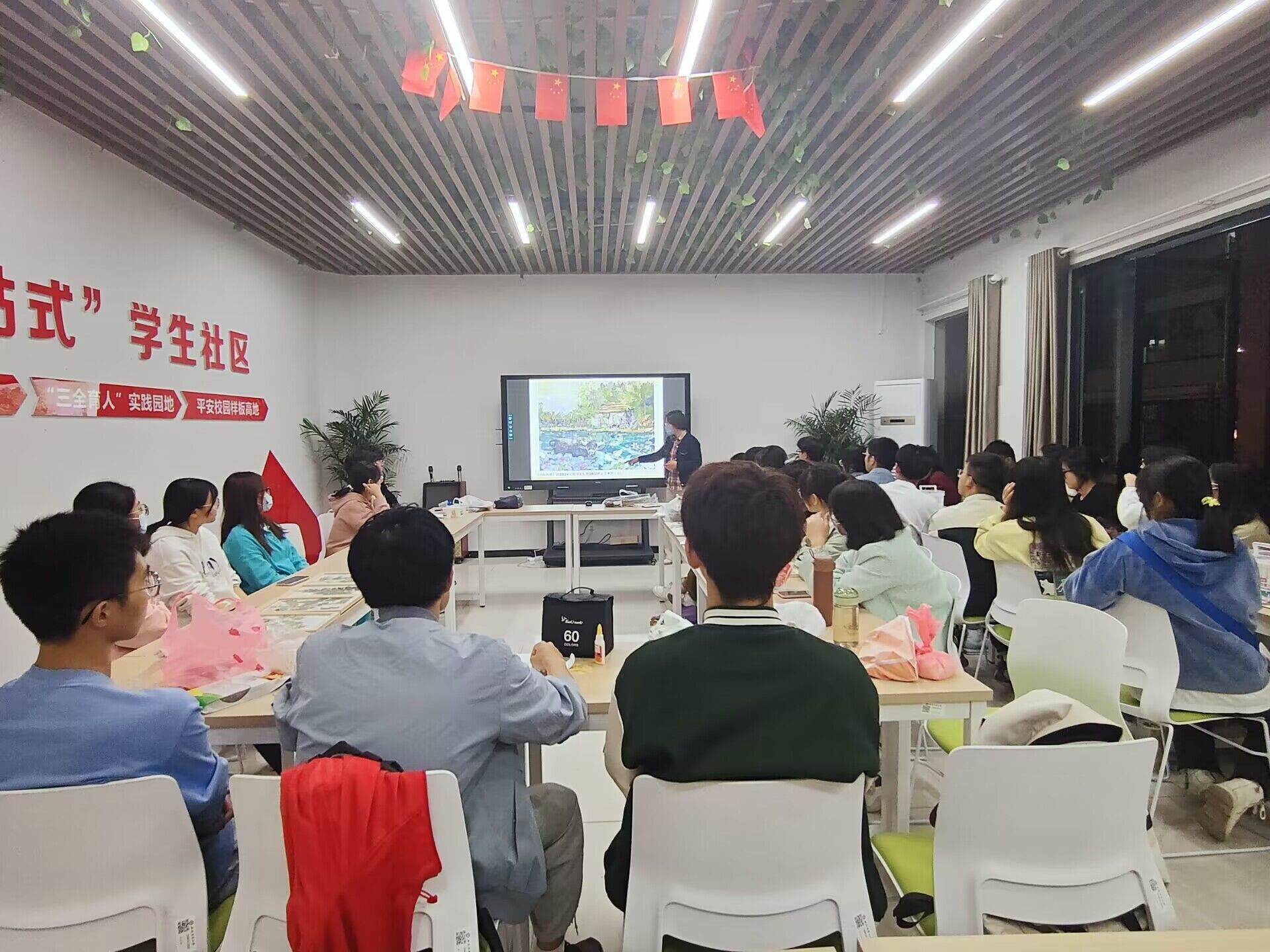 林院学子共同观察植物标本