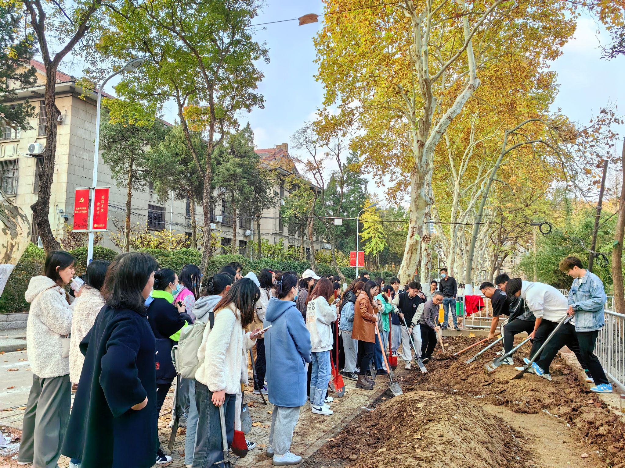 林院学子参与校园环境提升工程