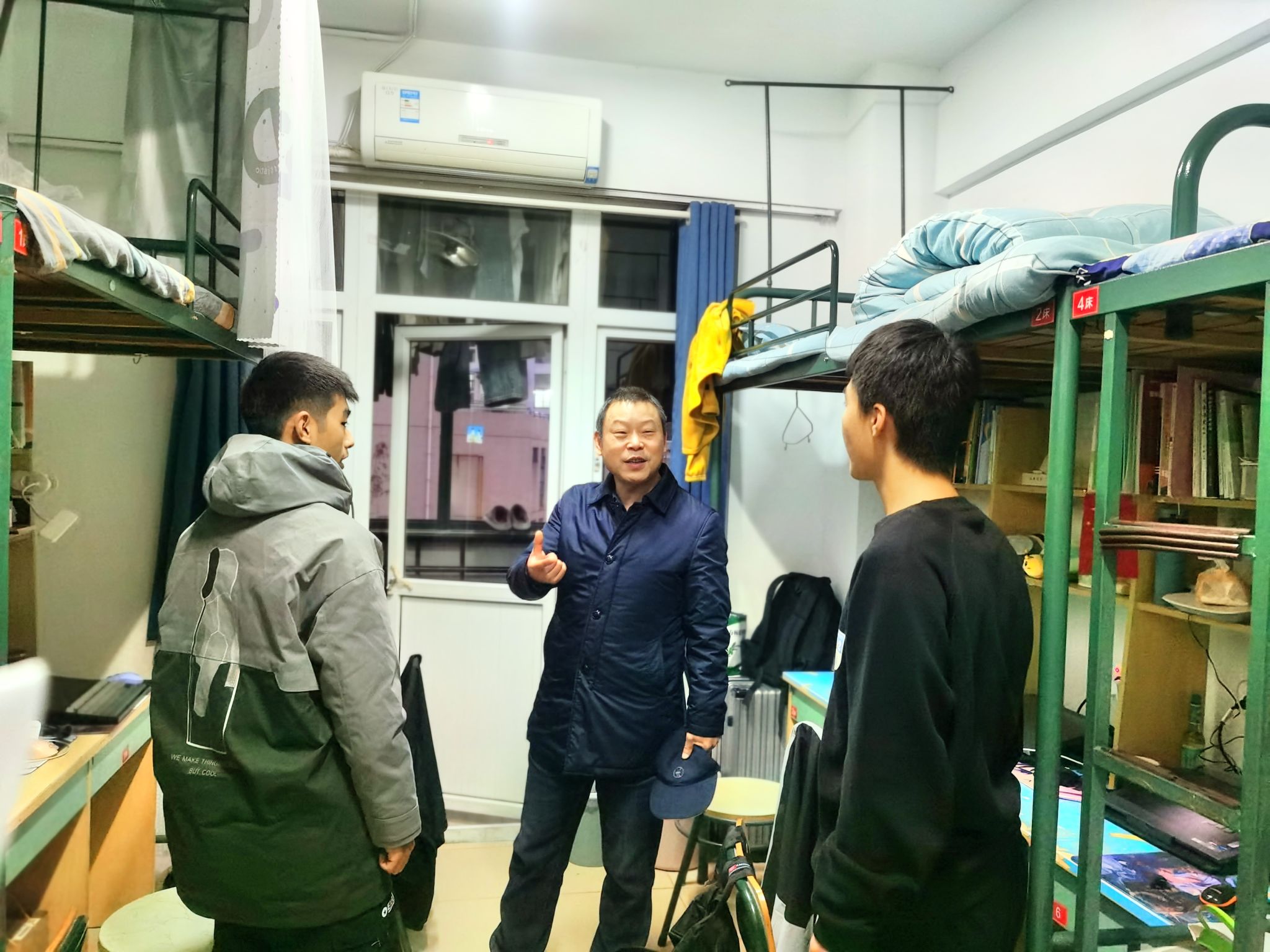 集团领导到寝室看望员工